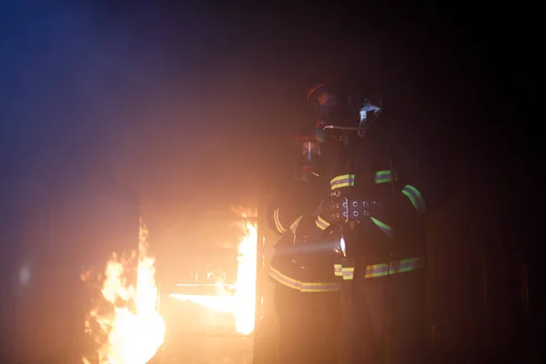 MNSK, BELARUS - 24 DE MARZO DE 2019: los bomberos apagan un fuego i —  Fotos de Stock