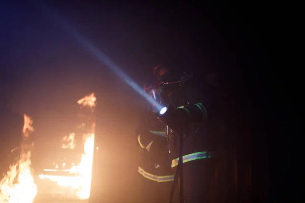 MNSK, BELARUS - 24 DE MARZO DE 2019: los bomberos apagan un fuego i —  Fotos de Stock