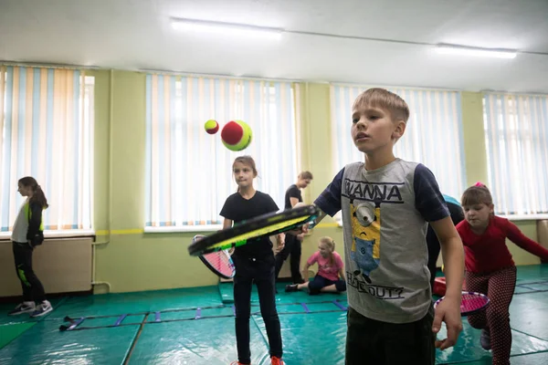 Mnsk, Fehéroroszország - 2019. március 24.: a gyermekek tartani egy master osztály — Stock Fotó