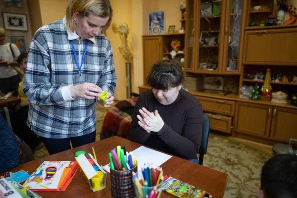 Mnsk, Beyaz Rusya - 24 Mart, 2019: down sendromlu insanlar yapar han