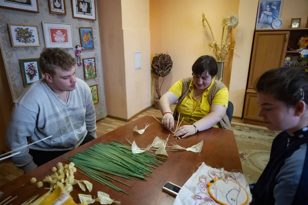 Mnsk, Beyaz Rusya - 24 Mart, 2019: down sendromlu insanlar yapar han