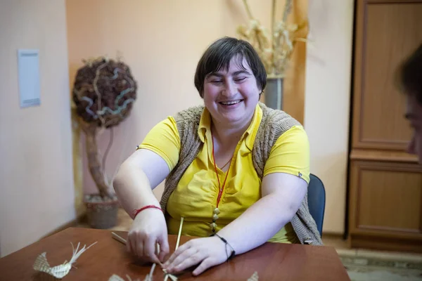 Mnsk, Beyaz Rusya - 24 Mart, 2019: down sendromlu insanlar yapar han