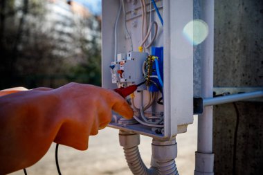 Minsk, Belarus-1 Nisan, 2019: elektrikçi kontrolleri santral