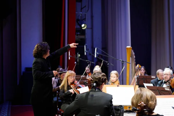 MINSK, BELARUS - 1 AVRIL 2019 : Chef d'orchestre dirigeant l'orc symphonique — Photo