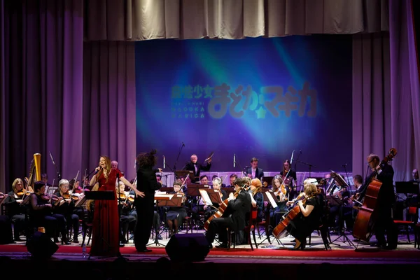 Minsk, weißrussland - 1. april 2019: dirigentin dirigiert sinfonie orc — Stockfoto