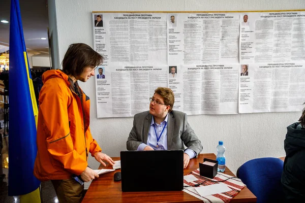 Minszk, Fehéroroszország-április 1, 2019: szavazás a választásokon a P — Stock Fotó