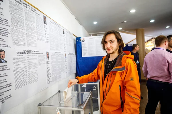 MINSK, BELARUS - 1 ABRIL, 2019: Votação nas eleições do P — Fotografia de Stock