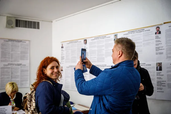 Беларусь - 1 апреля 2019 года: Голосование на выборах Президента Республики Беларусь — стоковое фото