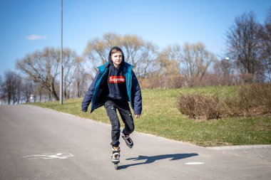 Minsk, Beyaz Rusya - 1 Marth, 2019: çocuklar ve yetişkinler yürümek 