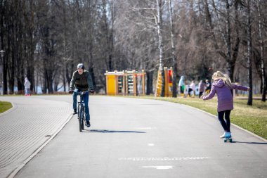 Minsk, Beyaz Rusya - 1 Marth, 2019: çocuklar ve yetişkinler yürümek 