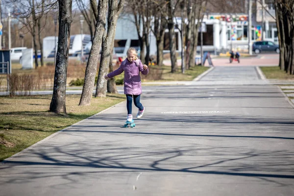 MINSK, BELARUS - 1 MARTH, 2019: crianças e adultos caminham no — Fotografia de Stock