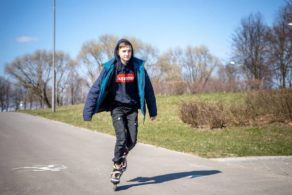 MINSK, BELARUS - 1 MARS 2019 : les enfants et les adultes marchent dans le — Photo