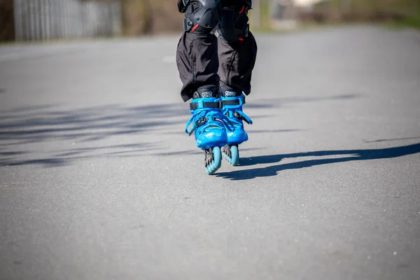 MINSK, BELARO - 1 MARZO 2019: bambini e adulti camminano nel — Foto Stock