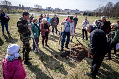Minsk, Beyaz Rusya - 1 Marth, 2019: dost aile bir ağaç diker
