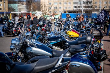 Minsk, Beyaz Rusya - 1 Marth, 2019: motosiklete binen motosikletli bir grup