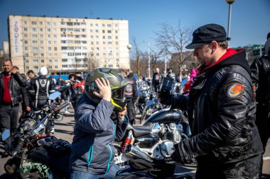 Minsk, Beyaz Rusya - 1 Marth, 2019: motosiklete binen motosikletli bir grup