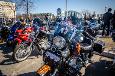 Minsk, Beyaz Rusya - 1 Marth, 2019: motosiklete binen motosikletli bir grup