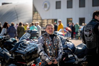 Minsk, Beyaz Rusya - 1 Marth, 2019: motosiklete binen motosikletli bir grup