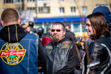 Minsk, Beyaz Rusya - 1 Marth, 2019: motosiklete binen motosikletli bir grup