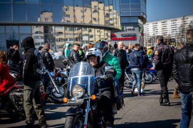 Minsk, Beyaz Rusya - 1 Marth, 2019: motosiklete binen motosikletli bir grup