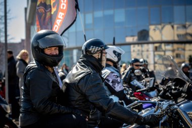 Minsk, Beyaz Rusya - 1 Marth, 2019: motosiklete binen motosikletli bir grup