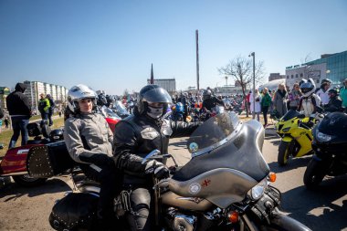 Minsk, Beyaz Rusya - 1 Marth, 2019: motosiklete binen motosikletli bir grup