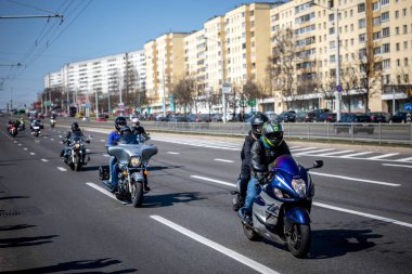 Minsk, Beyaz Rusya - 1 Marth, 2019: motosiklete binen motosikletli bir grup