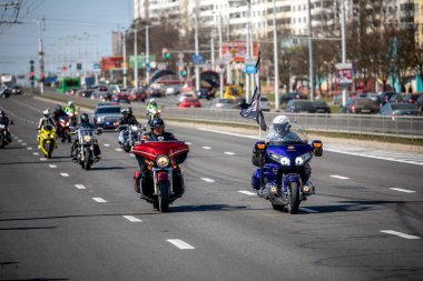 Minsk, Beyaz Rusya - 1 Marth, 2019: motosiklete binen motosikletli bir grup