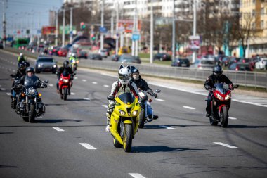 Minsk, Beyaz Rusya - 1 Marth, 2019: motosiklete binen motosikletli bir grup