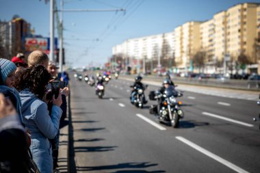 Minsk, Beyaz Rusya - 1 Marth, 2019: motosiklete binen motosikletli bir grup