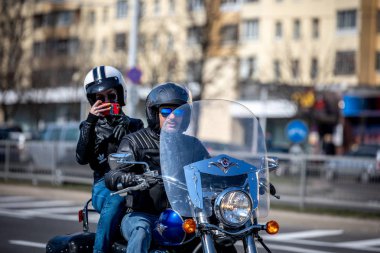 Minsk, Beyaz Rusya - 1 Marth, 2019: motosiklete binen motosikletli bir grup