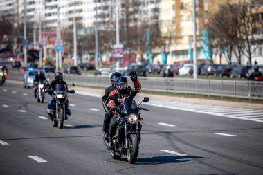 Minsk, Beyaz Rusya - 1 Marth, 2019: motosiklete binen motosikletli bir grup
