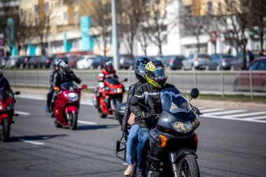 Minsk, Beyaz Rusya - 1 Marth, 2019: motosiklete binen motosikletli bir grup