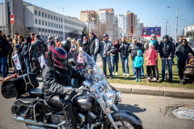 Minsk, Beyaz Rusya - 1 Marth, 2019: motosiklete binen motosikletli bir grup