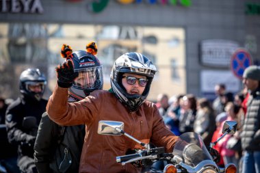 Minsk, Beyaz Rusya - 1 Marth, 2019: motosiklete binen motosikletli bir grup