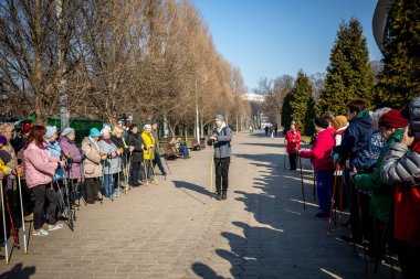 Minsk, Beyaz Rusya - 1 Marth, 2019: İskandinav yürüyüşü yapan yaşlılar