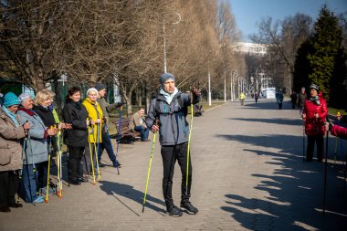 Minsk, Beyaz Rusya - 1 Marth, 2019: İskandinav yürüyüşü yapan yaşlılar