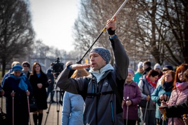 Minsk, Beyaz Rusya - 1 Marth, 2019: İskandinav yürüyüşü yapan yaşlılar