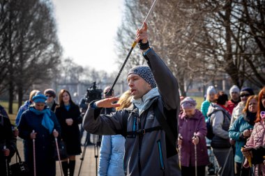 Minsk, Beyaz Rusya - 1 Marth, 2019: İskandinav yürüyüşü yapan yaşlılar