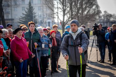 Minsk, Beyaz Rusya - 1 Marth, 2019: İskandinav yürüyüşü yapan yaşlılar