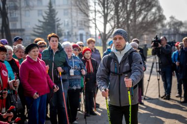 Minsk, Beyaz Rusya - 1 Marth, 2019: İskandinav yürüyüşü yapan yaşlılar