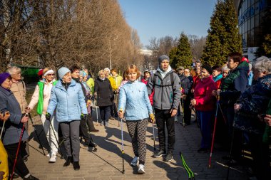 Minsk, Beyaz Rusya - 1 Marth, 2019: İskandinav yürüyüşü yapan yaşlılar