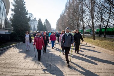 Minsk, Beyaz Rusya - 1 Marth, 2019: İskandinav yürüyüşü yapan yaşlılar