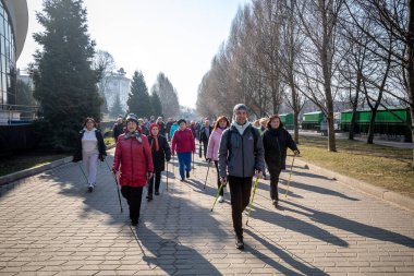 Minsk, Beyaz Rusya - 1 Marth, 2019: İskandinav yürüyüşü yapan yaşlılar