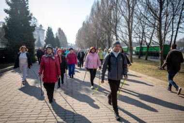 Minsk, Beyaz Rusya - 1 Marth, 2019: İskandinav yürüyüşü yapan yaşlılar