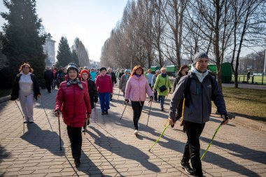 Minsk, Beyaz Rusya - 1 Marth, 2019: İskandinav yürüyüşü yapan yaşlılar