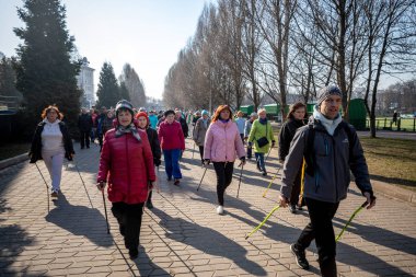 Minsk, Beyaz Rusya - 1 Marth, 2019: İskandinav yürüyüşü yapan yaşlılar