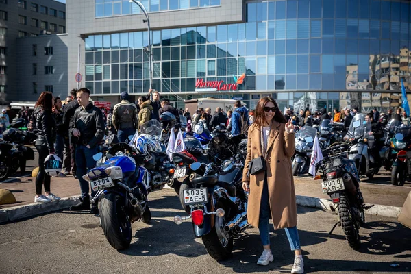 Минск, Белоруссия - 1 марта 2019 года: группа байкеров на мотоцикле — стоковое фото