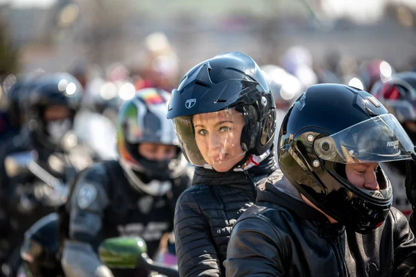 Minsk, Beyaz Rusya - 1 Marth, 2019: motosiklete binen motosikletli bir grup