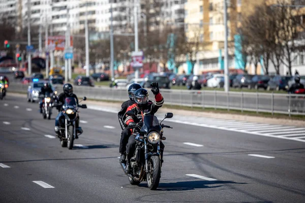 Μινσκ, Λευκορωσία-1 Μαρτ, 2019: ομάδα μοτοσικλετιστών ιππασίας μοτοσικλέτα — Φωτογραφία Αρχείου